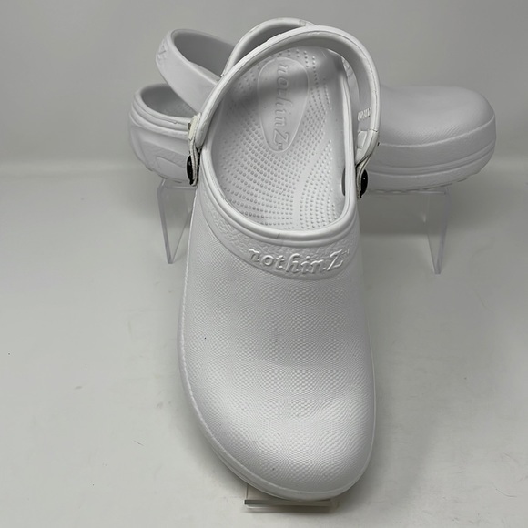 NWT Nothinz White Closed Top
SIZE 10Ladies/8Mens (Great for the Medical Field) - Picture 1 of 12